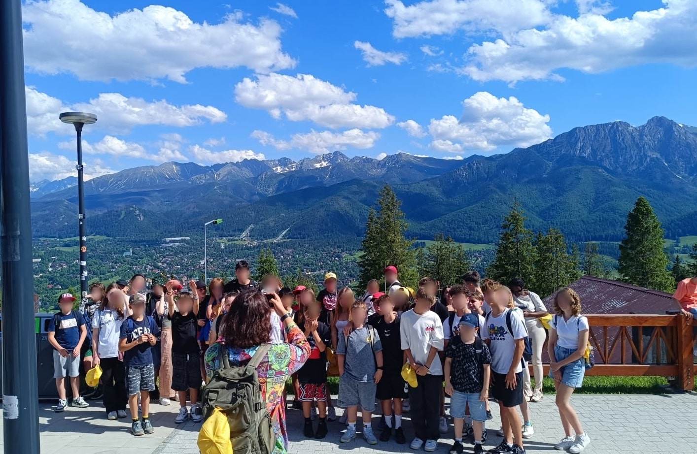 Dzieci uczące się angielskiego poprzez zabawę